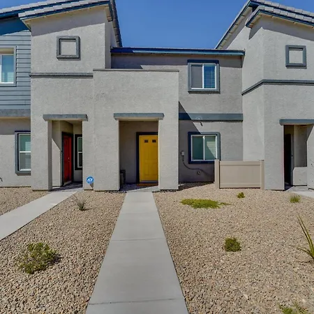Inviting Henderson Townhome With Community Pool!
